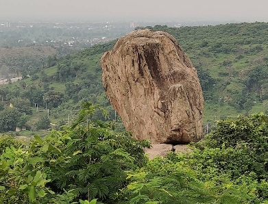 ภาพเขาพรหมโยนี คยาสีสะ สถานที่แสดงอาทิตตปริยายสูตร
